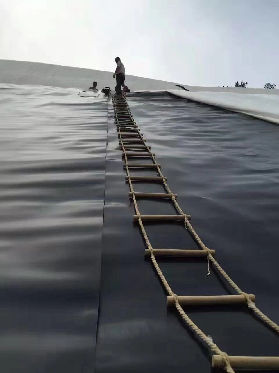 为了确保士工膜防滲层的施工质量，需做什么准备工作？