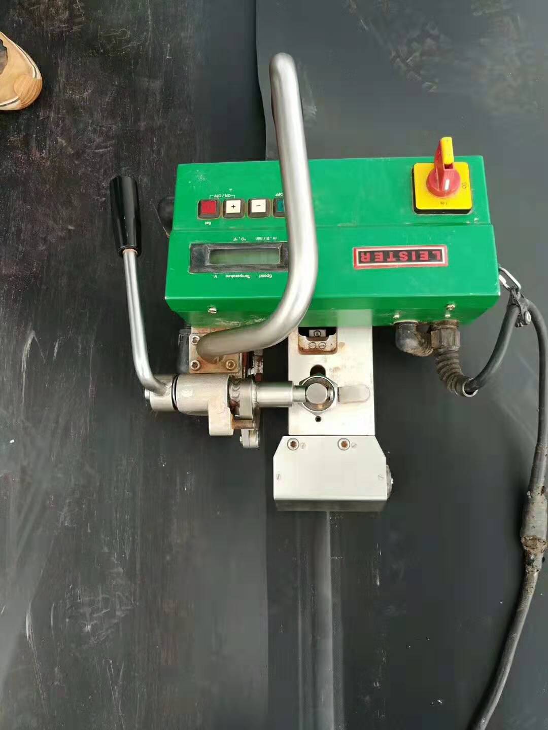 在工程应用中，为什么要特别关注土工膜的拼接质量检查？